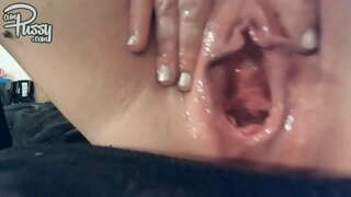 ���ំទូលាយ pussy ស្ម័ត្រូវចំណាយធំ dildo