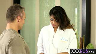 Sexet babe Sophia Leone knælede ned og slugte pik efter massage