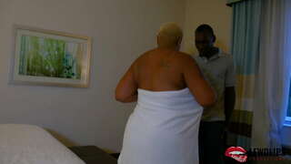 הגברת Onyxx מזיין אותה בעיסוי.