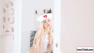 Seios pequenos loira veste-se como uma enfermeira para um roleplay.Ela cuida do seu peituda gf e lambe e os dedos em sua boceta.Ela facesits-la como ela é margeada