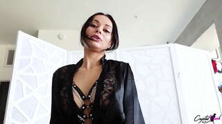 Sexy Brunette Store Pik langt ned i Halsen og Passioneret Doggy Fucking indtil Sperm i Munden