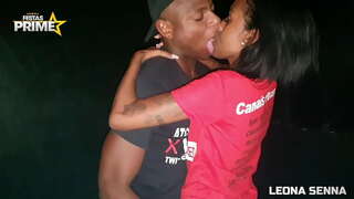 سیاہ فام آدمی کھاتا ہے ماں کی بلی کے ساتھ اس کے بڑے مست