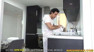 Mpanompo nahita ny tompo vavy peeing ary avy eo dia fucked her ass