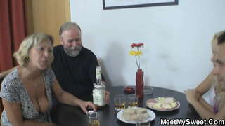 Bunitesa hoben tin un hòmber ku par di ansianonan