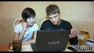 Slatka beba širi noge