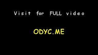 פצצה ברונטית ראויה להערצה מילה מקבלת הלם מאחור