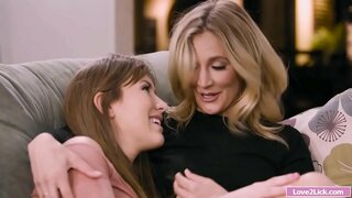 החורגת מקבל את התחת שלה ממשש וליקק על ידי החורגת.