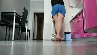 Әни кухняда уйный. Бик возбужденная һәм юеш киска