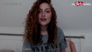 Гаряча любителька з Німеччини використовує товстий ділдо, щоб розтягнути свою вузьку кицьку, і стогнить голосно, поки не дійде до оргазму