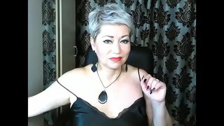 Pragtige russiese MILF t. haar soet kont genadeloos in&#039;n warm private show ...