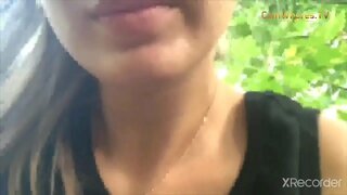 Солодка жінка записується, царапаючись в громадському місці