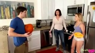 Ascuns cu sora vitregă în timp ce mama este de a face labore acasă