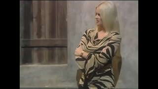 ���ຫຍ່ກົ້ນຜິວເນື້ອສີຂາ bitch ເຄື່ Harper ດູດແລະ fucks ພໍ່ໄຂມັນແລ່ນຢູ່ໃນຮ້ານອາຫານ