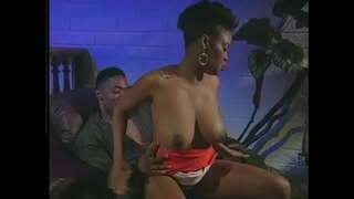 ���ายผิวดำคนนี้ licks แฮจิ๋ ebony ที่รักและยังไงพวกเธอ doggy รูปแบบบนเก้าอี้