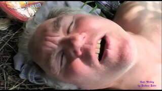 Curva vede doi bătrâni dracului în mediul rural deschis și se alătură lor